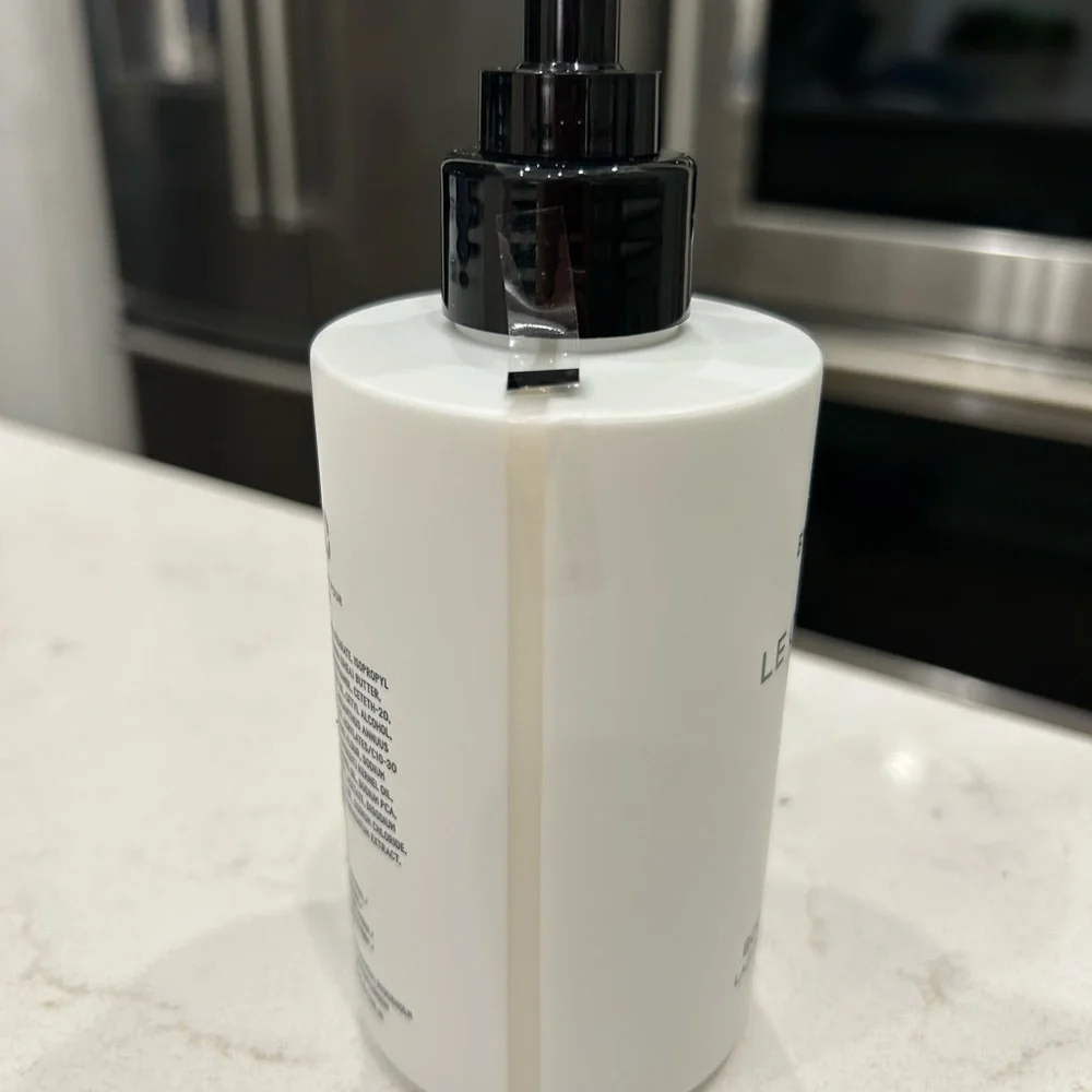 Byredo Le Chemin Body Lotion - White and Black Accents - Picture 3 of 3